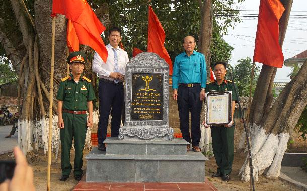 Lễ[-]trao[-]bằng[-]công[-]nhận[-]cây[-]di[-]sản[-]tại[-]xã[-]Kim[-]Anh,[-]huyện[-]Kim[-]Thành,[-]tỉnh[-]Hải[-]Dương